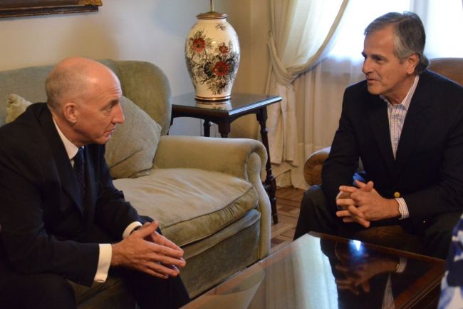 Durand Cornejo con el embajador Kent