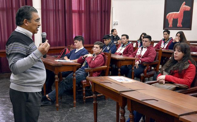 Alumnos ocupando las bancas de los concejales