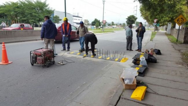 Obreros trabajando en la colocación de los reductores