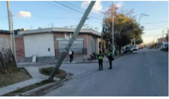 Postes y árboles caidos por el viento