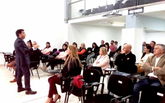 La cita es el jueves 28