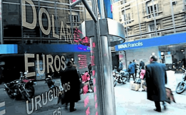 Tasas altas, créditos por las nubes