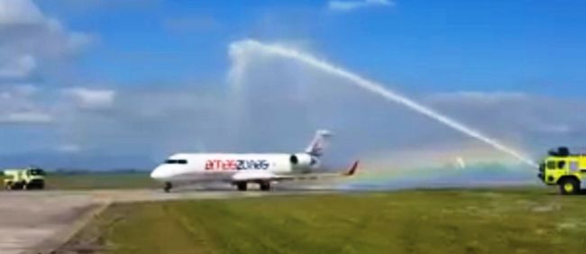 Tradicional bautismo ante la llegada de un primer vuelo