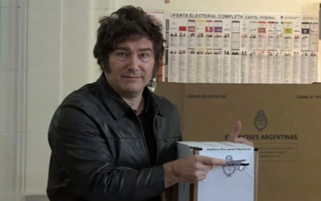 Javier Milei al emitir su voto