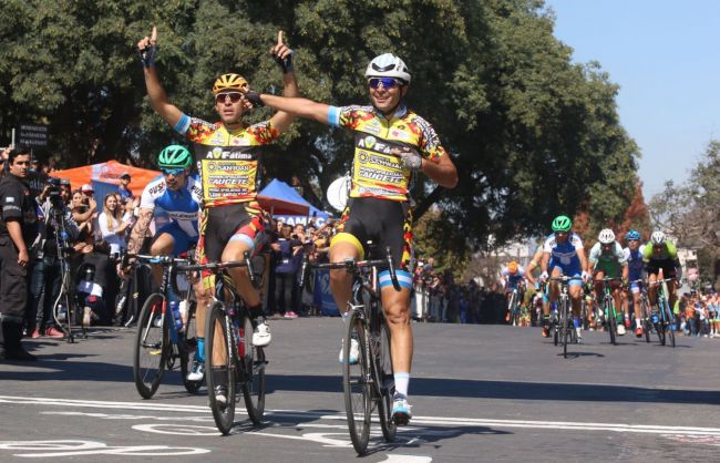 Los hermanos Richeze cruzan la meta