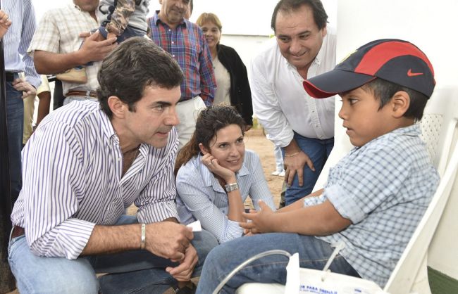 Urtubey y su esposa Isabel Macedo visitando a la familia Vizgarra