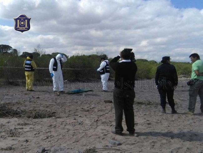 La policía trabaja en el lugar del crimen