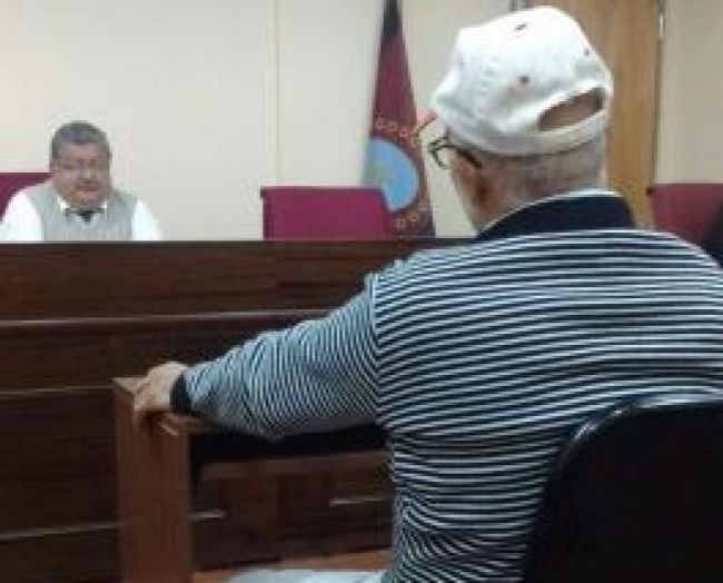 Anciano abusador en el juicio