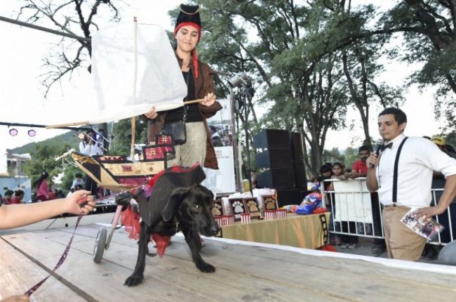 Hube desfile de disfraces y mucha solidaridad