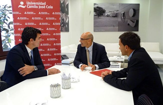 Firma del convenio en la universidad Cela