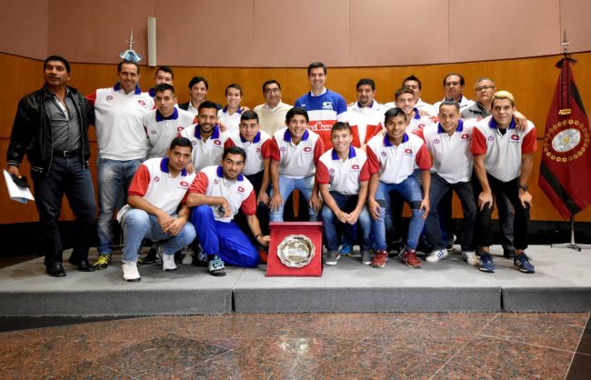Urtubey con la camiseta y el equipo de Cachorros