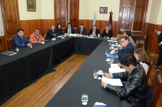 Oliver con Senadores