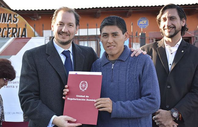 Entrega de escrituras en B° Heitman