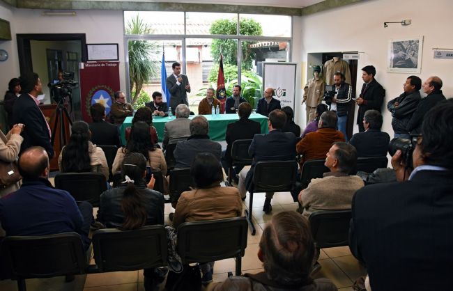 Firma del acuerdo en la Cámara del Tabaco