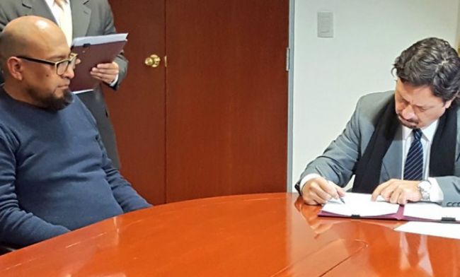 Sáenz firma el convenio con Luis Ariel Mamaní