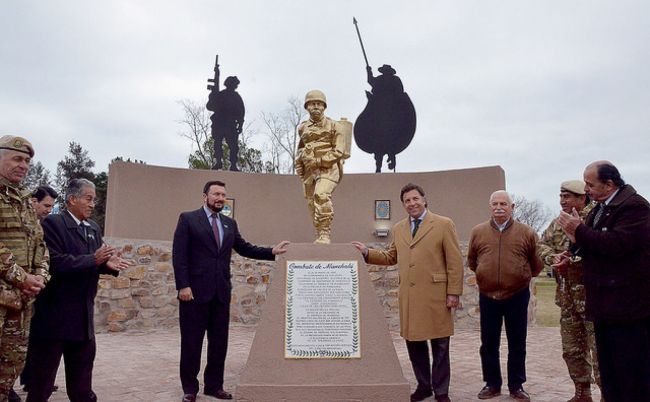 Homenaje a conscriptos que participaron del combate de Manchalá