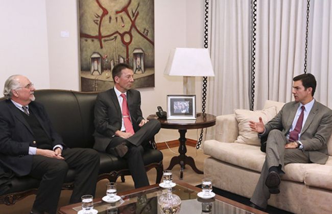 Los representantes de la empresa minera con el gobernador