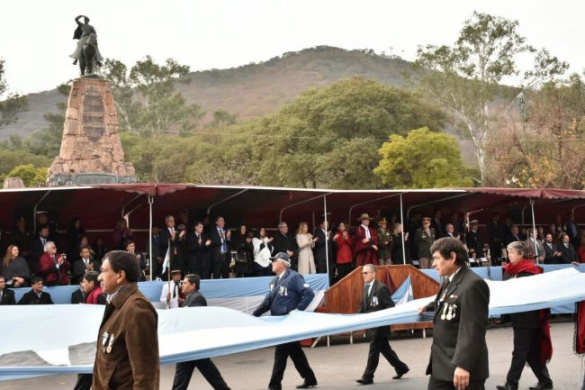 Desfile en honor al Gral. Güemes