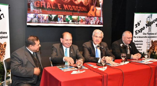 Zottos y autoridades de Mosconi en ocasión del lanzamiento de la Expo