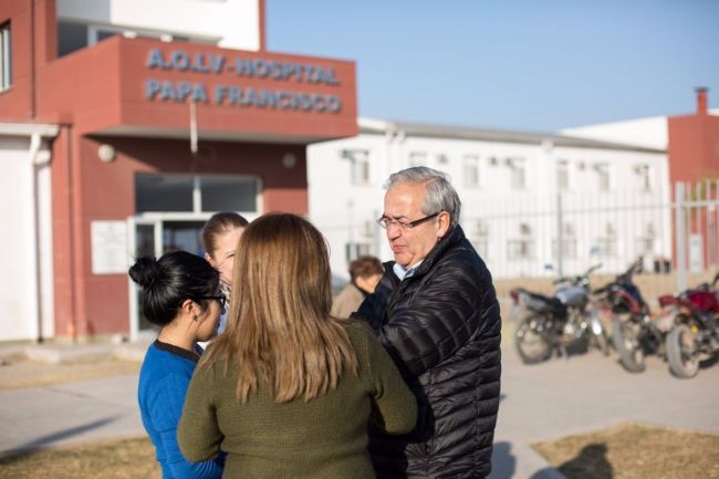 Con vecinos en el Hospital Papa Francisco