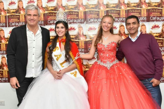 Rocío y su antecesora, María Alauie, con autoridades