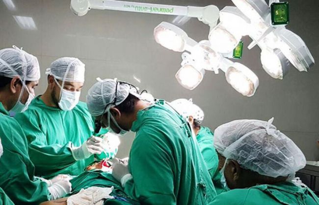 Cirujanos operando al niño accidentado