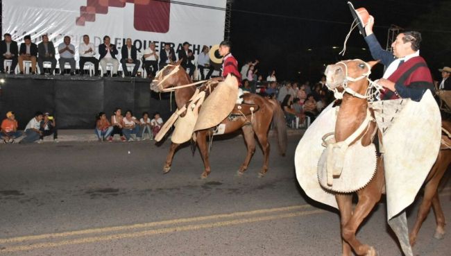 Desfile de gauchos en El Quebrachal