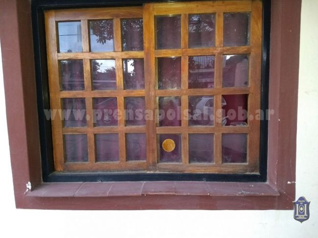 La ventana de la comisaría dañada