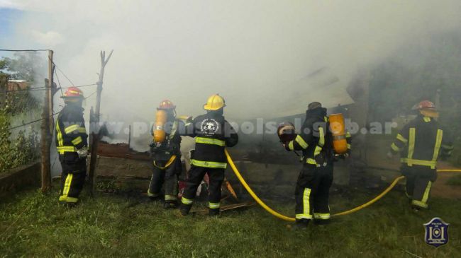 Bomberos combaten el incendio