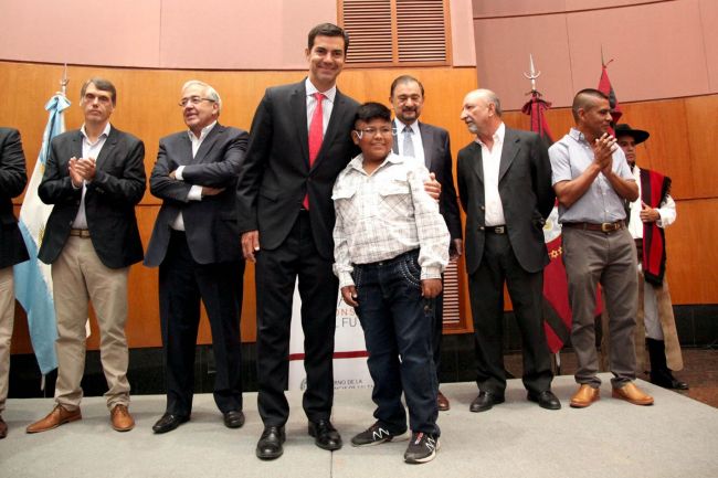 Entrega de anteojos para niños