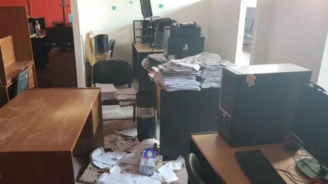 Equipos y mobiliario arruinado