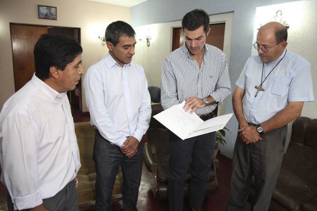 Autoridades con miembros de la Prelatura de Cafayate