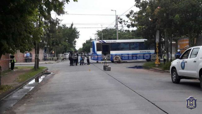 Motociclista muere tras chocar con un colectivo