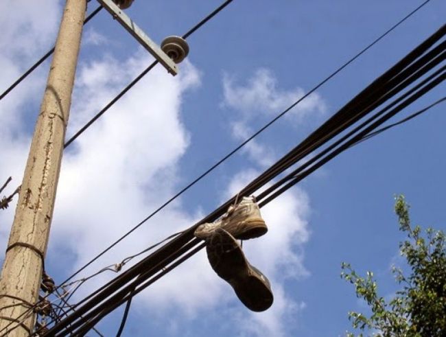 Siempre se relacionó las zapatillas colgadas con venta de droga