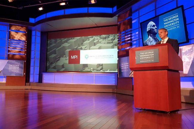 Abeleira exponiendo en Washington