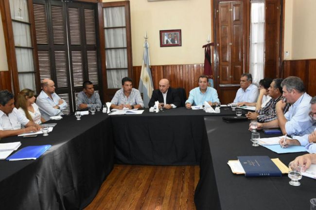 Senadores con el titular del IPV