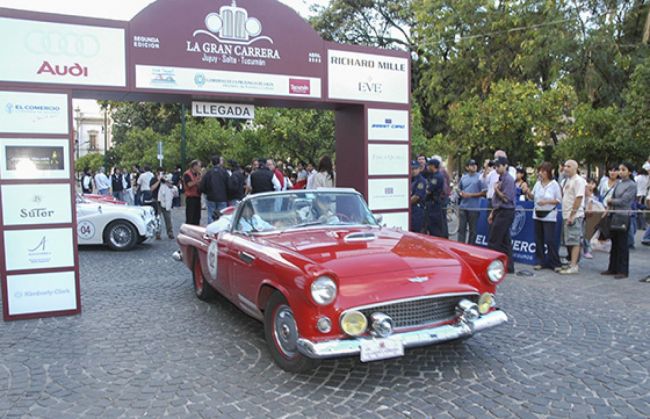 Autos autiguos por las rutas de Salta