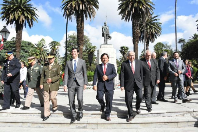 Autoridades en el monumento a Hernando de Lerma