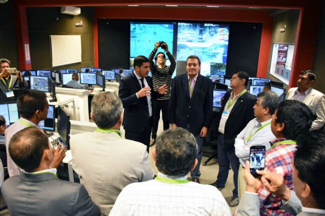Legisladores recorriendo el 911
