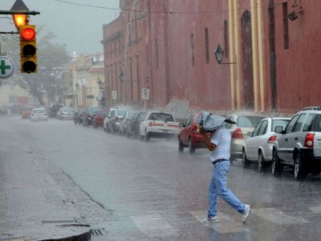 La lluvia pescó desprevenidos a varios