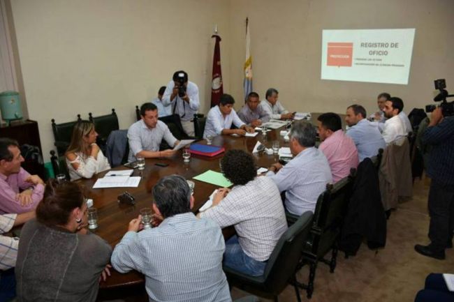 Senadores con el director del Registro Civil