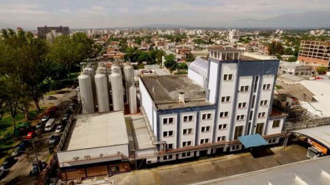 Una planta industrial en medio de la ciudad