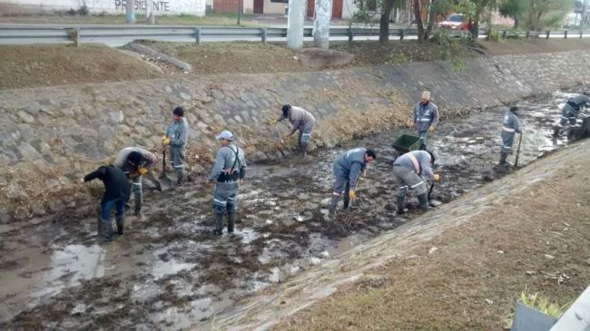 Operarios limpiando el canal de Av. Constitución