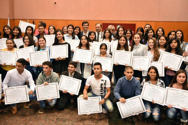 Estudiantes que recibieron becas a al excelencia