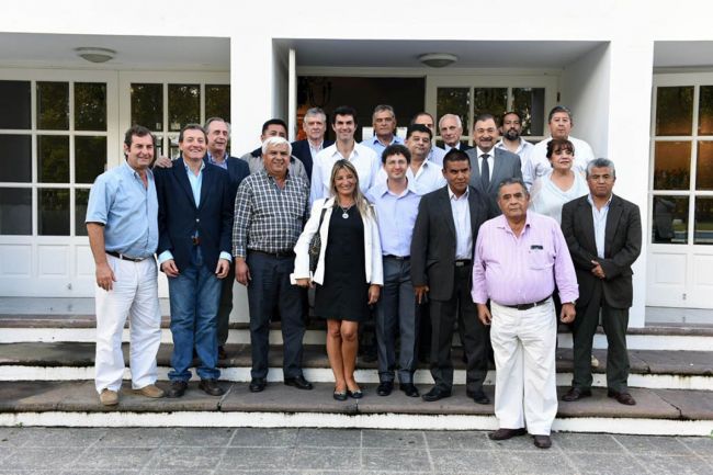 Encuentro de senadores y el gobernador