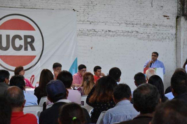 Radicales en defensa de su sede