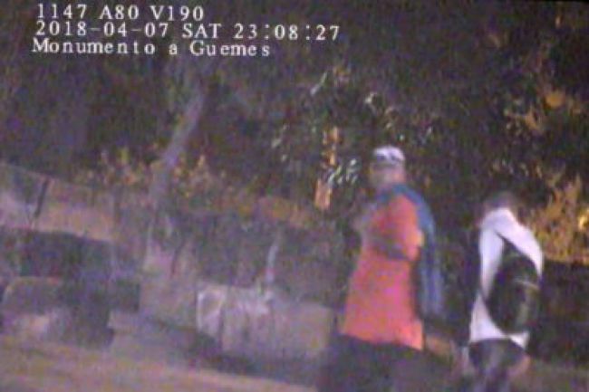 La víctima con mochila y el detenido adelante