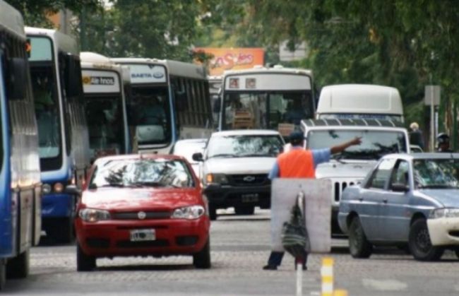 Quieren restringir el uso de autos particulares