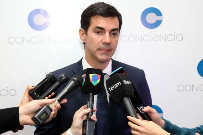 El gobernador en el ingreso al evento