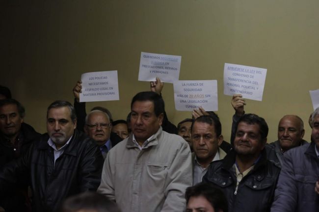 Policías retirados en la sesión